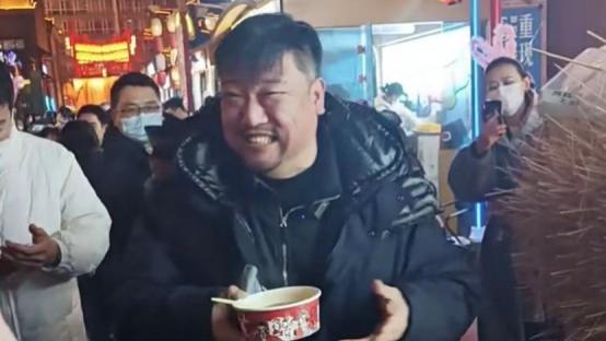 贾冰|“黑帮大佬”贾冰被偶遇！吃路边摊获夸接地气，笑容灿烂反差大