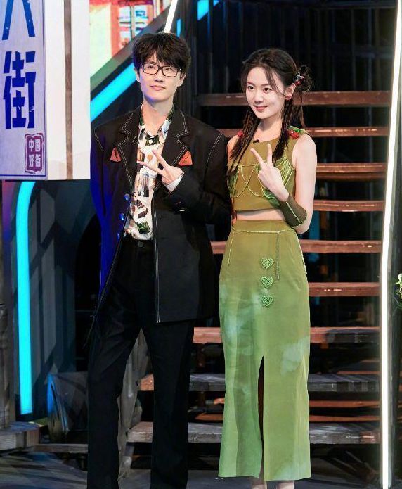 许嵩冯禧逛街再次被拍,牵手回家感情稳定,网传女方正在考研