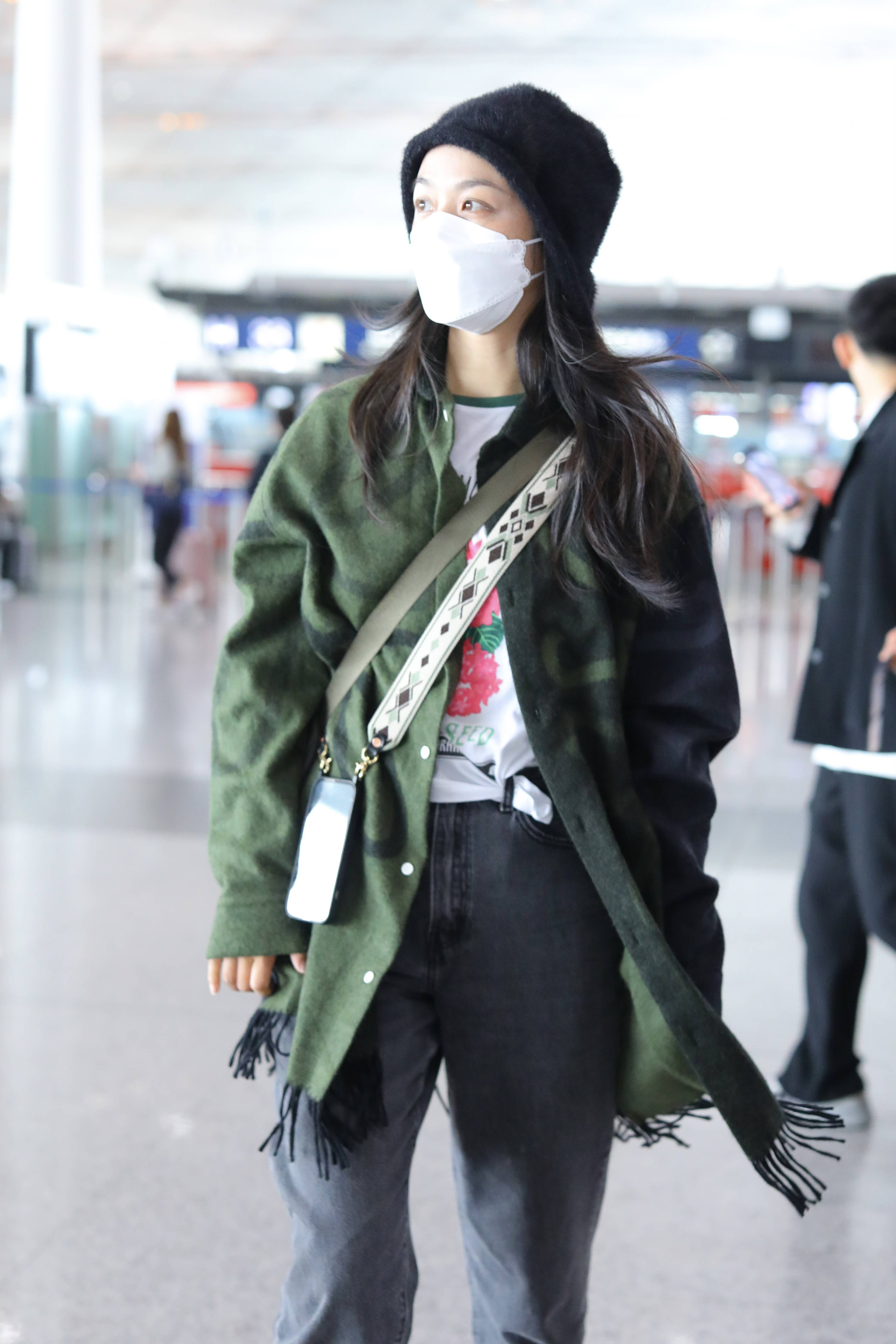 汤唯|44岁汤唯独自坐飞机回韩国!穿着时尚似年轻小哥,面容略显焦脆