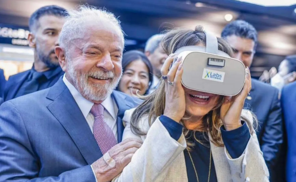 发型 巴西夫人换发型!小卷发烫成直发去参观华为,焕然一新后气质变了