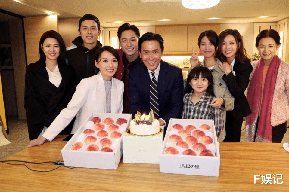 马德钟夫妇一起游泳晒恩爱合影 开心庆祝结婚30周年兼生日