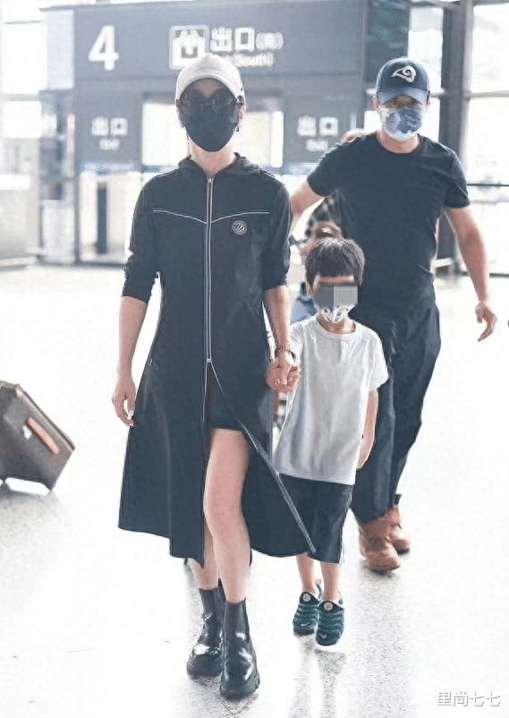 吴京一家首次合体走机场，谢楠穿长衫美腿抢眼，小儿子全程撒娇