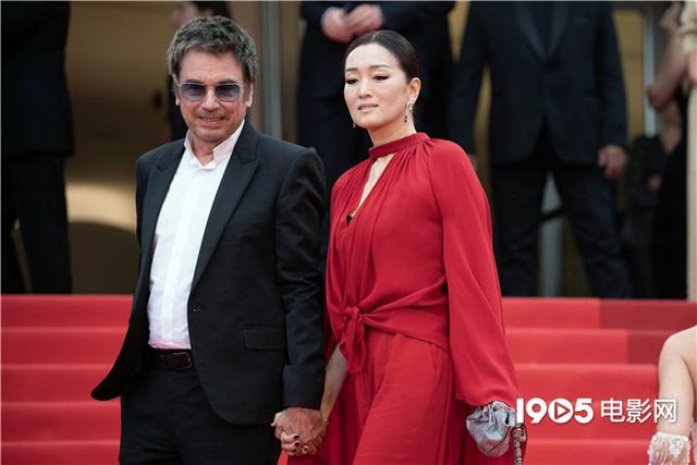 巩俐|巩俐穿中国红亮相戛纳红毯 明艳大气尽显女王风范