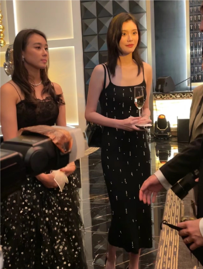 |赌王家族大合照,奚梦瑶以及何超云未婚夫出席,窦骁没有现身