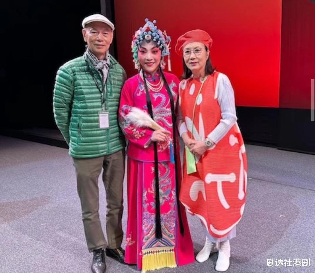 自称怪人!知名港星盛夏穿外套加围巾,现身国外街头与旁人反差大