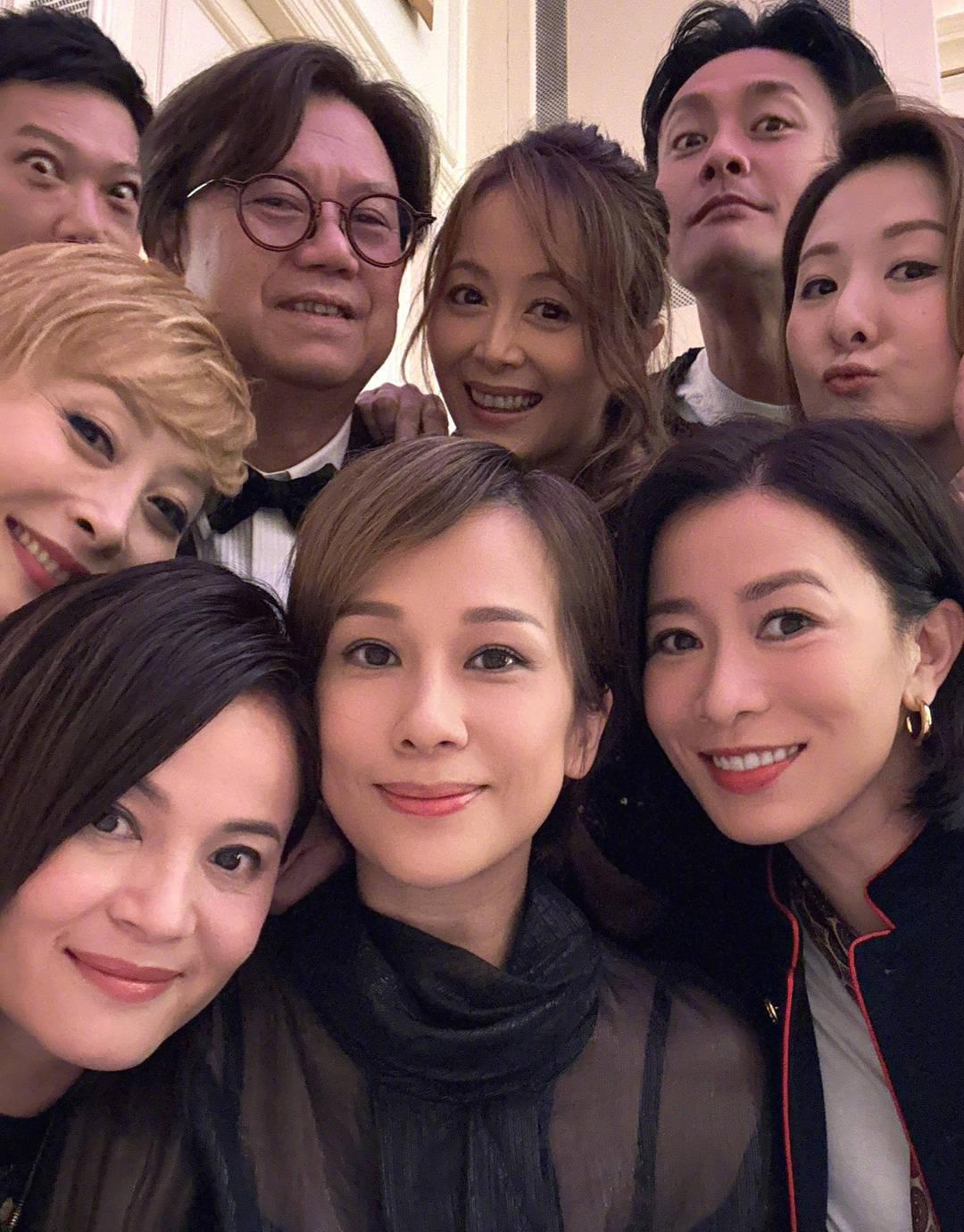 佘诗曼晒朋友婚礼合照 笑容灿烂气质优雅心情超好