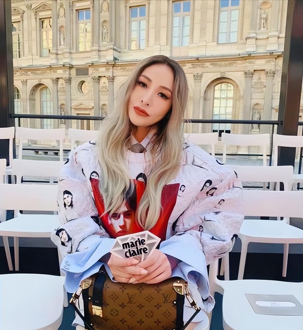 44岁萧亚轩：10亿身家，约会数百位小鲜肉，如今长相无法忍直视