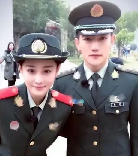 36岁张馨予和老公一同出游,老公发福认不出,给老婆拍照又拎包