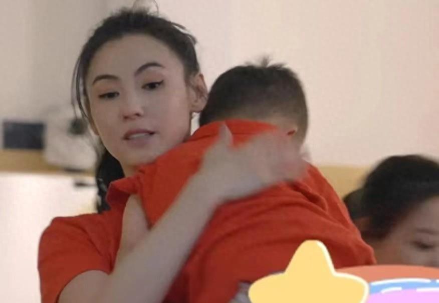 张柏芝孙东海泳池“约会”,黑色泳衣依旧性感,男方却无视三娃!