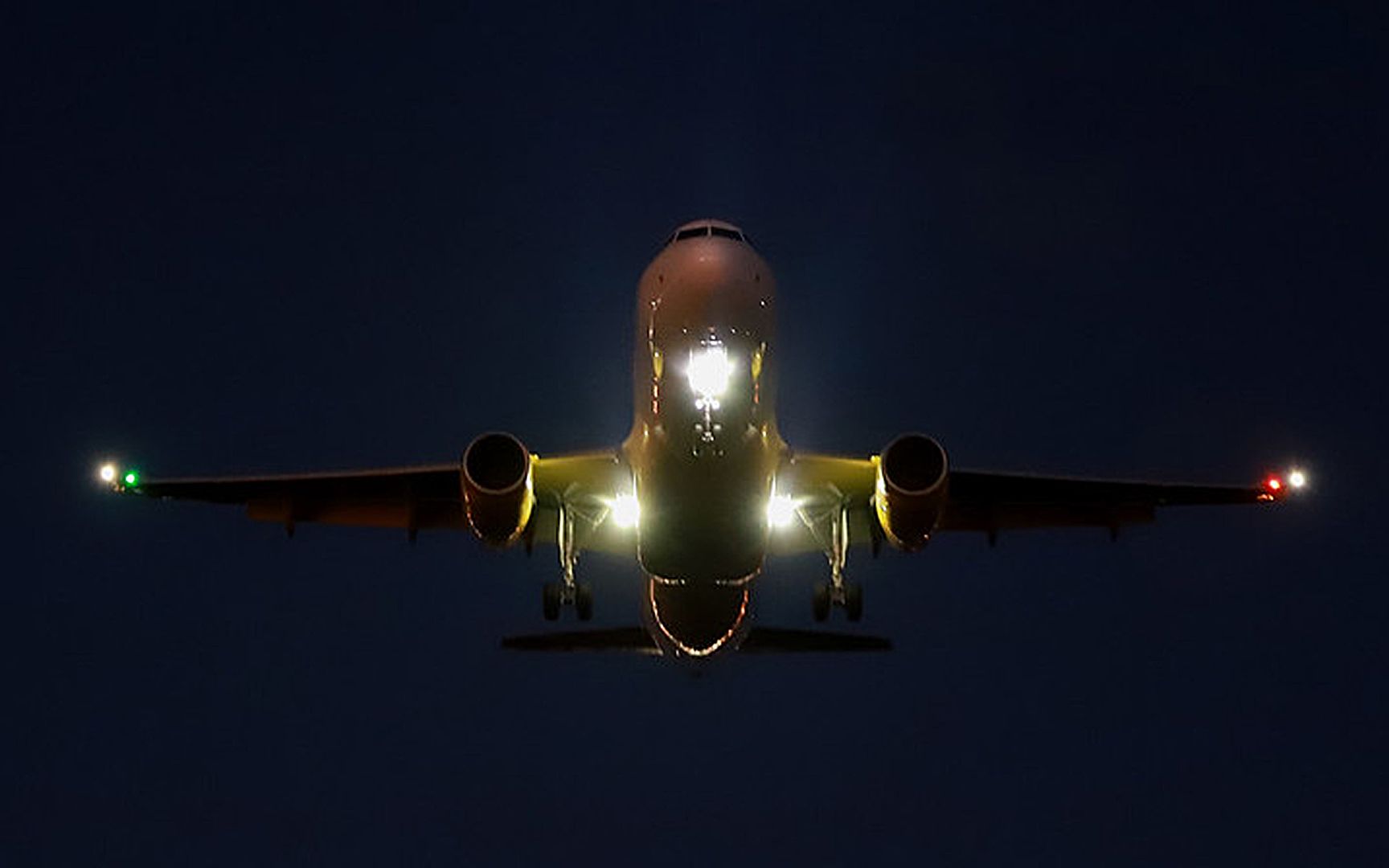 它们通常是红色和绿色的,安装在飞机的两个翼尖和一个尾翼上.