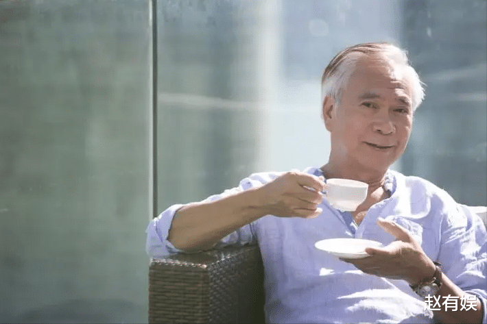 72岁李龙基称吃药并不尴尬，小36岁女友太漂亮让他有压力