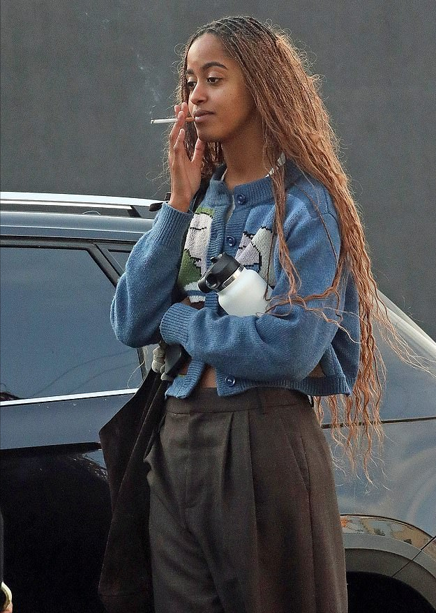 奥巴马大女儿换新发型！换成红色大波浪卷发出街，这次美成女神了