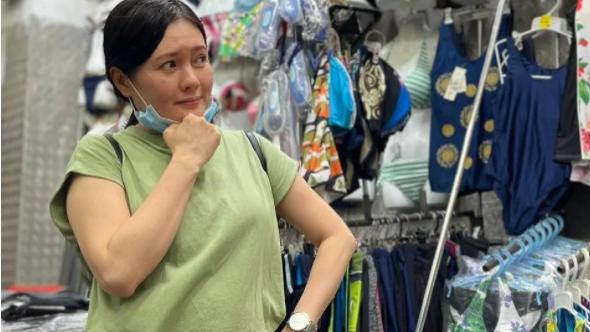 56岁李丽珍终究是老了！虽然穿得很嫩，可脸上皱纹明显