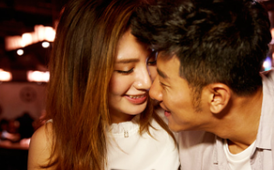 闺蜜抢了男朋友后，忽悠我去整形，其实，她想让我死……