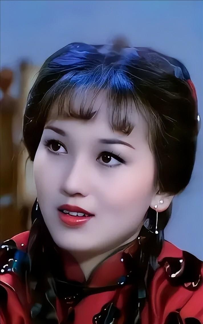 69岁赵雅芝对比60岁叶童,自然老去和医美老去的差距,一目了然