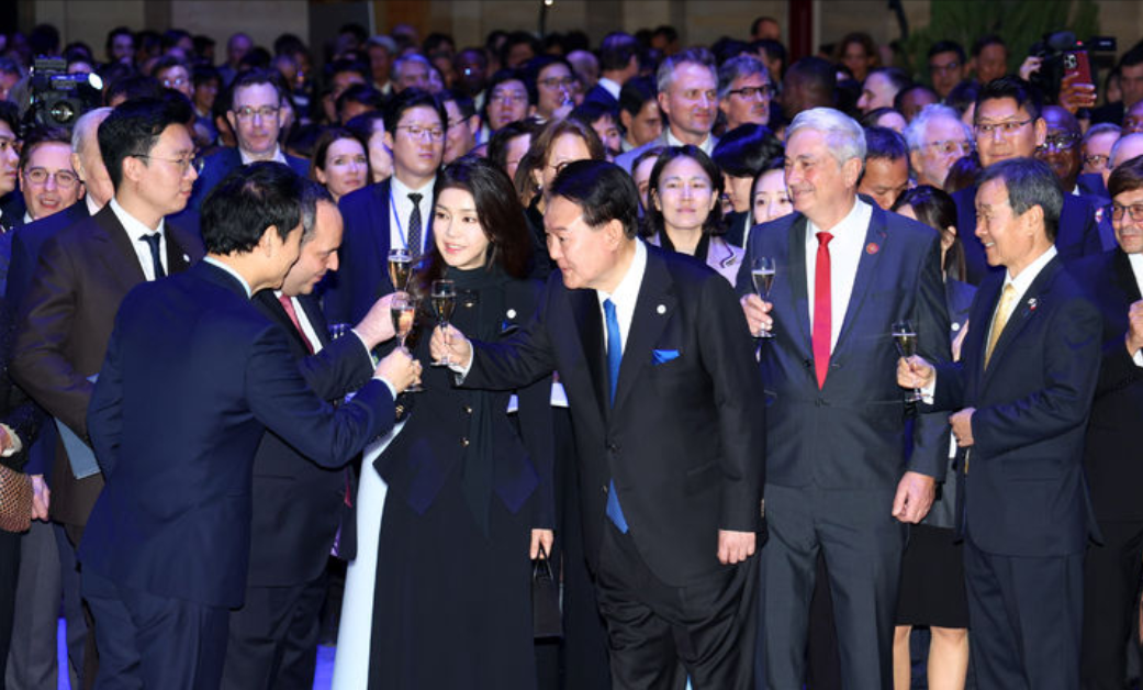 金建希出席法国欢迎宴!一张幼嫩脸人群中白得发光,布丽吉特缺席