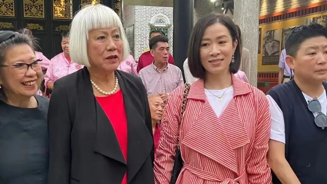 48岁女港星回乡祭祖惹争议，遭村民强抱一脸茫然，被爆捐赠巨款