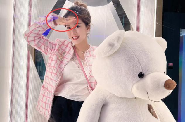 李念|李念晒8个月孕肚,穿短裤展现纤细身材,手上戴超大颗红钻戒指