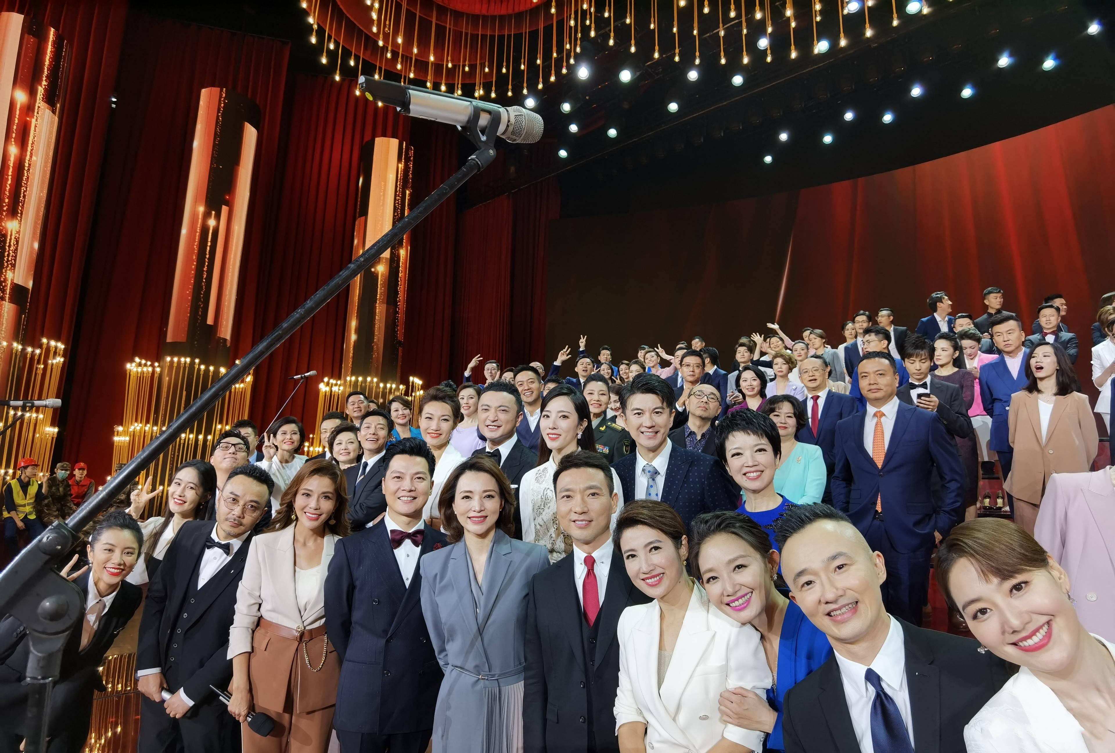 湖南卫视|湖南台捧人失败，两小花出走，接班人难堪大任，全靠何炅汪涵撑场