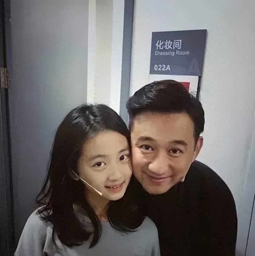 黄磊女儿赴美留学，疑恋爱找外国男友，对方身份及账号被扒出