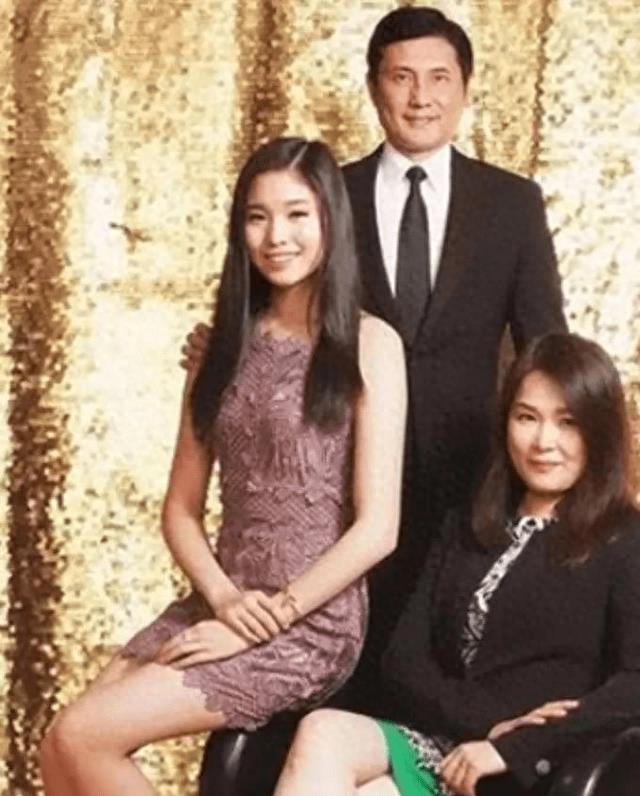 56岁男星一夜白头，将女儿的骨灰做成项链，苦苦追寻“复活”之术