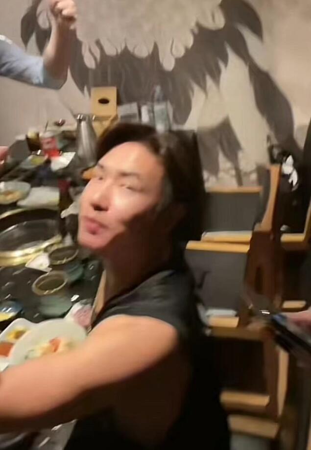 汪小菲紧搂S妈为女儿庆生,小玥儿气质像大S,儿子超拘谨显陌生