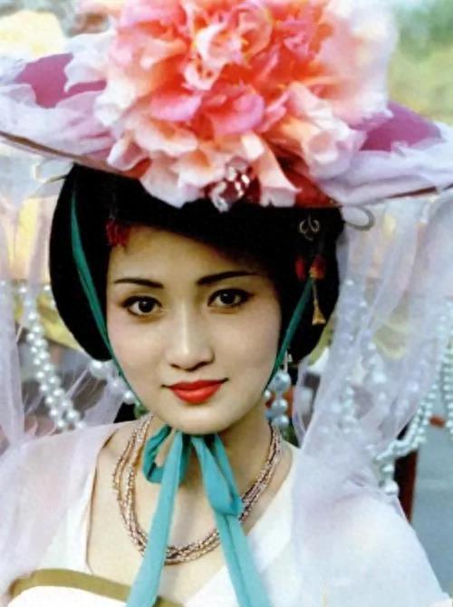 初恋陆毅，痴爱王志文，富豪老公入狱去世后，她竟拿130亿笑活下去