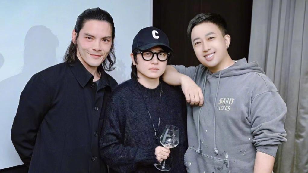 向佐晒照惊现于正身影，减肥成功后颜值逆袭，网友：这身材太绝了