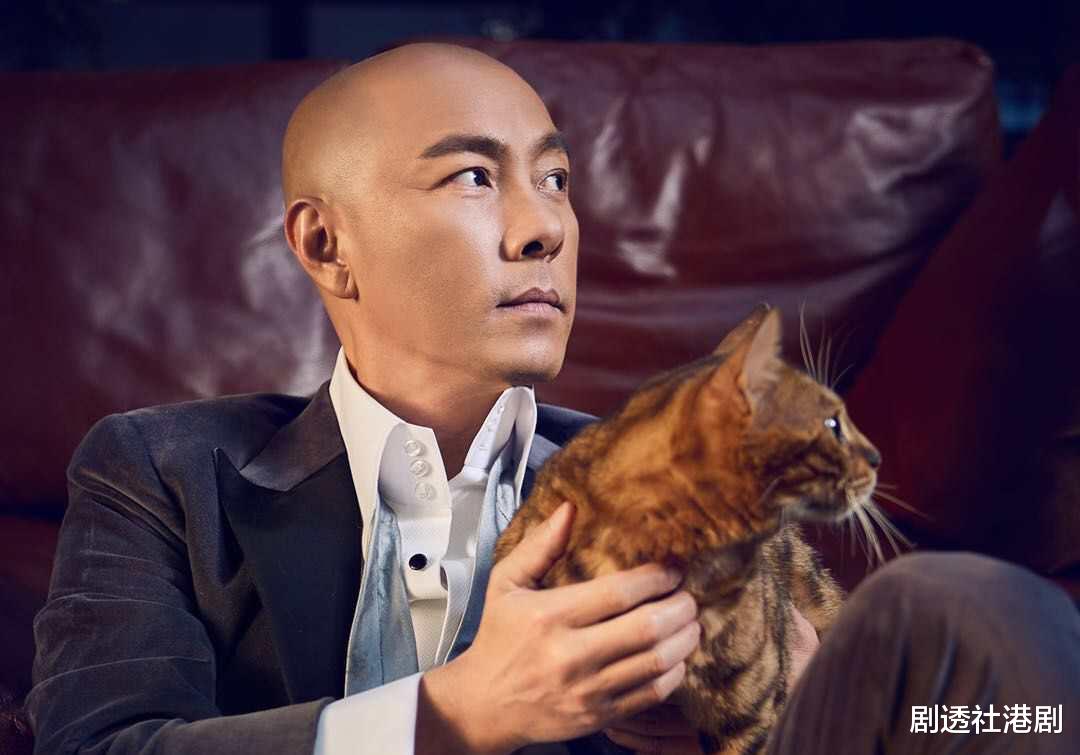 58岁张卫健现身香港餐厅!穿着低调光头吸睛,与年过八旬老母用餐