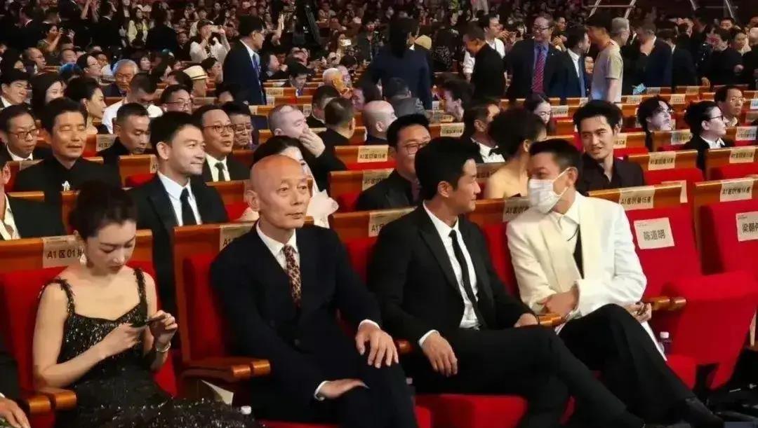 梁朝伟被“追捧”,何赛飞获奖无人起身,看清了娱乐圈的人情世故