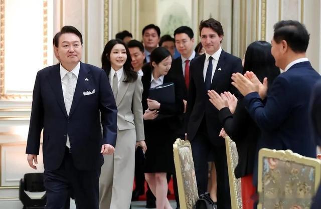特鲁多 韩国第一夫人难得一见的开怀大笑，在特鲁多面前变害羞少女