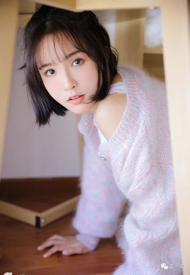 在KTV老板娘凑巧坐在她旁边
