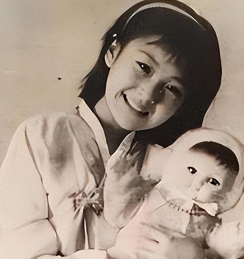 她一生中“风流成性、老少通吃”，撩汉无数，至今54岁却依旧是单身