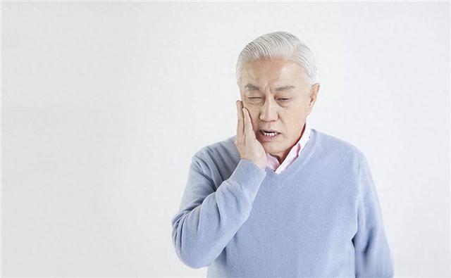 体内有癌，嘴巴先知？口腔出现5种迹象，可能是癌细胞“活跃”