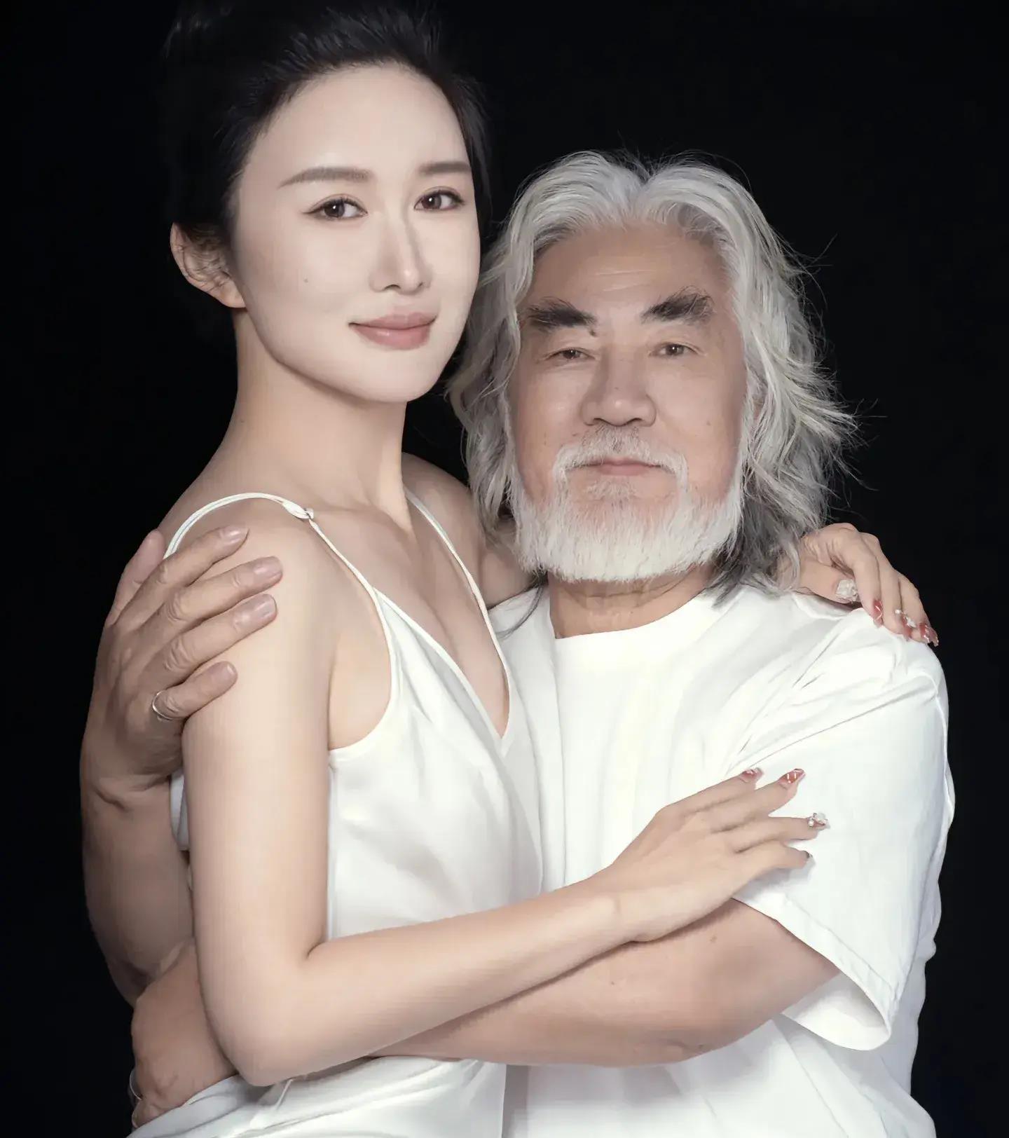 曝72岁张纪中与娇妻拍情侣写真，拍照姿势亲密大胆，引发网友热议