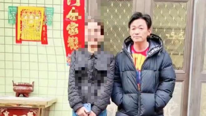 王宝强|王宝强回村过年穿17000元羽绒服，跟乡亲们合影，算不算接地气？