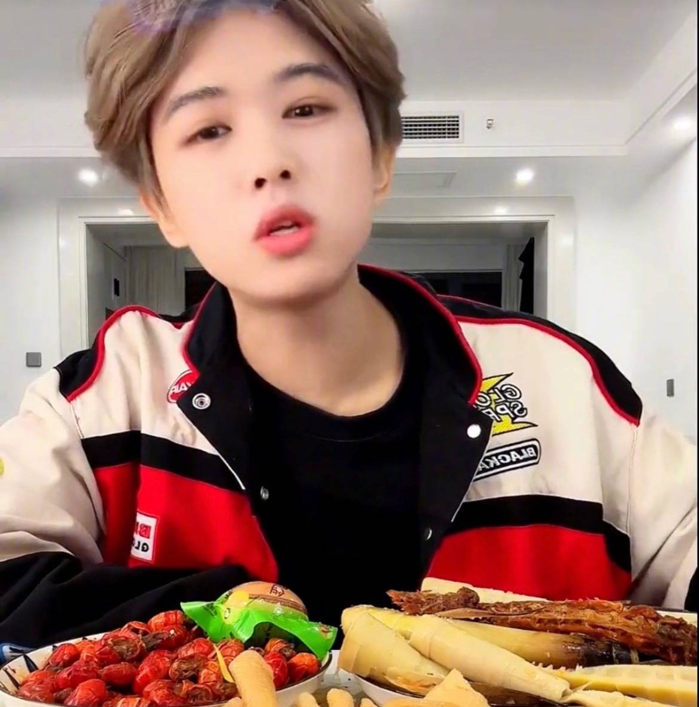 鹿晗模仿者月入500万惹争议!前年还在电子厂,靠“盗版”走红网络