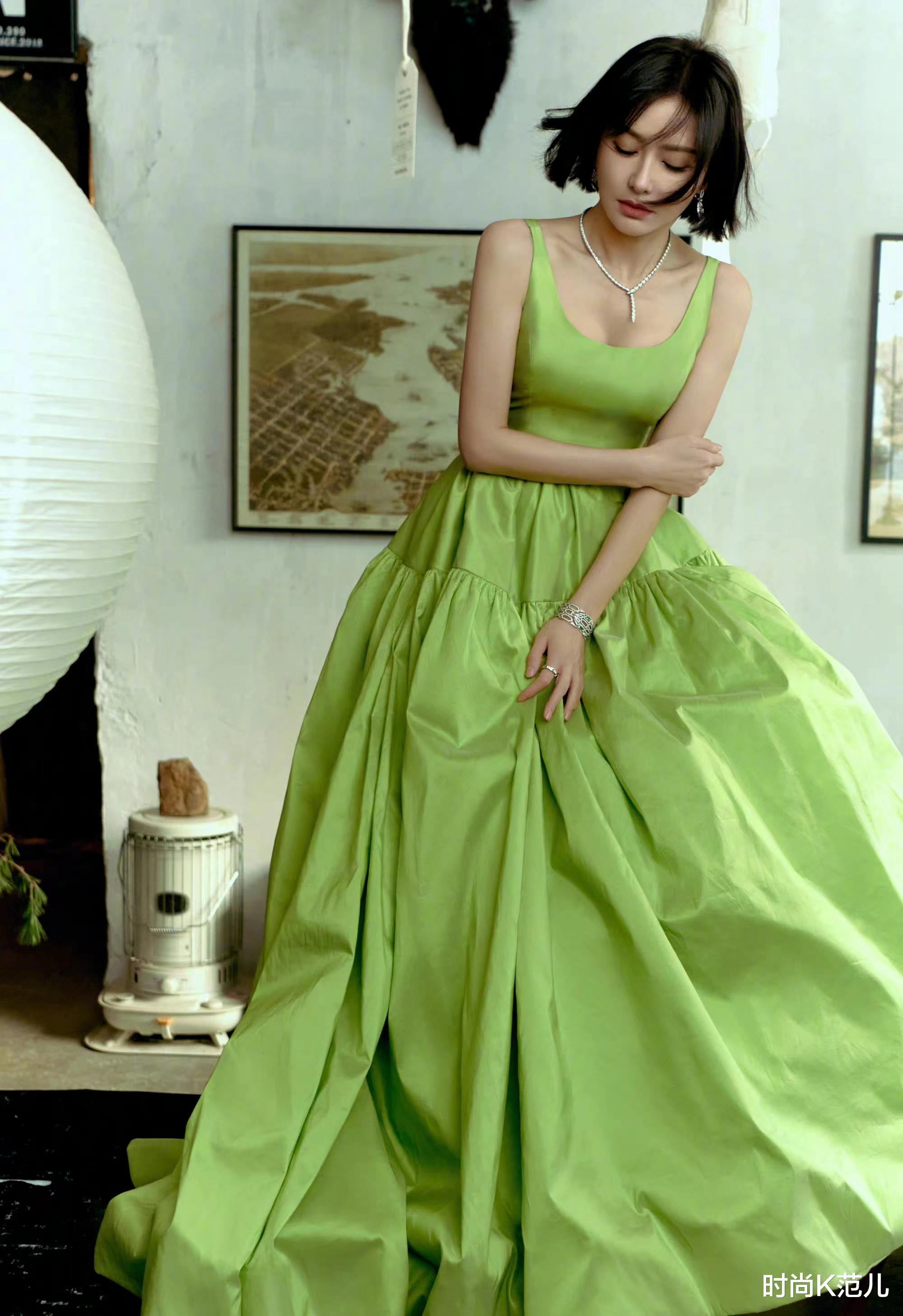秦岚|秦岚国剧盛典内场穿搭,一袭嫩绿色长裙,清新优雅又减龄!