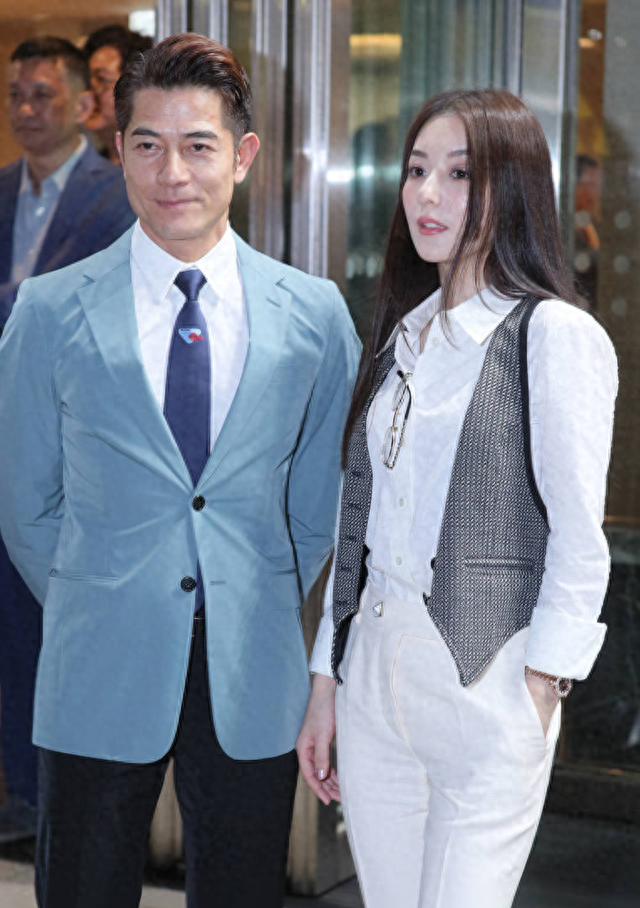 58岁郭富城与小21岁娇妻激动相拥!感谢老婆旺夫,喜提97万元奖金