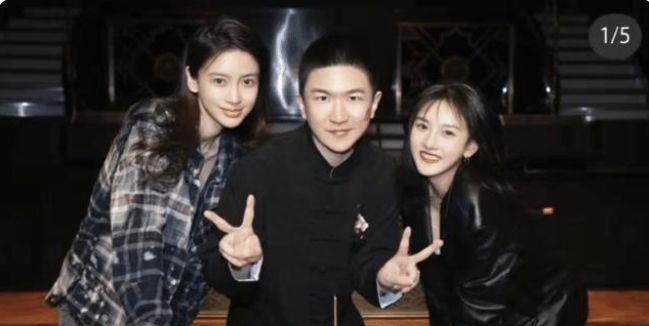 张大大与杨幂游玩，背靠背大秀恩爱，穿情侣装丝毫不避嫌