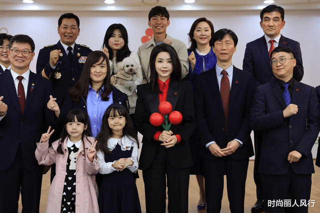 小黑裙 韩国第一夫人难怪受爱戴！穿小黑裙慰问老人，蹲下身子交流超温柔