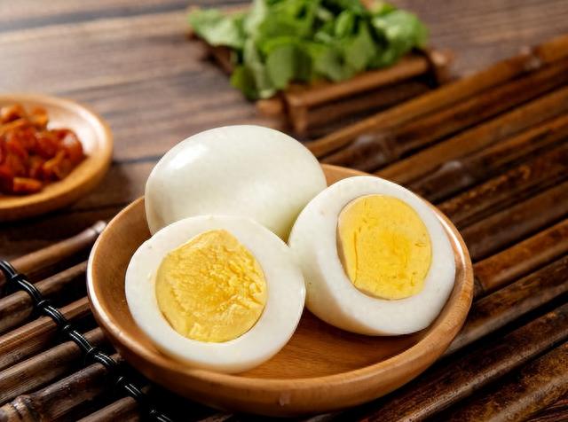 最新胆固醇含量排行榜公布，鸡蛋位居最后，第一名建议少吃