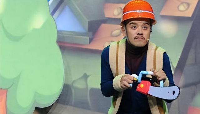 曾因长得丑被妻子嫌弃，后因熊出没而成名，今住别墅娶小20岁娇妻