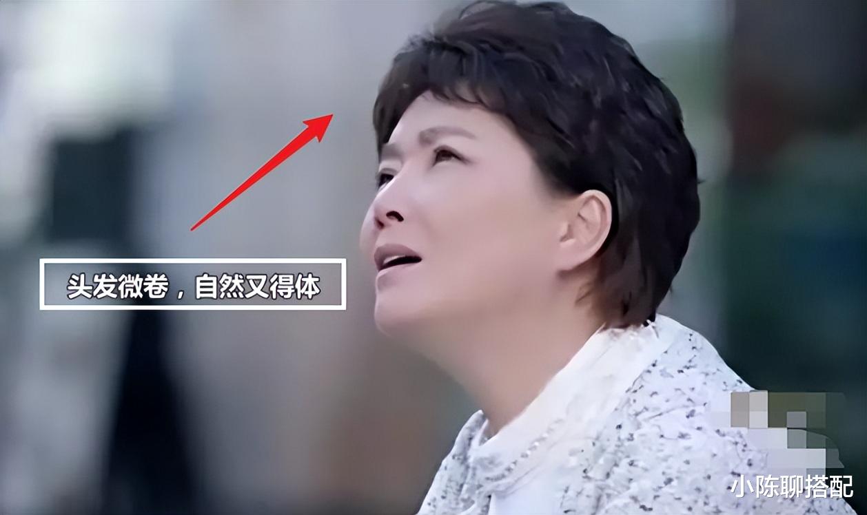 “国民老妈”专业户朱茵:64岁穿花穿素都优雅,妈妈们照穿就行