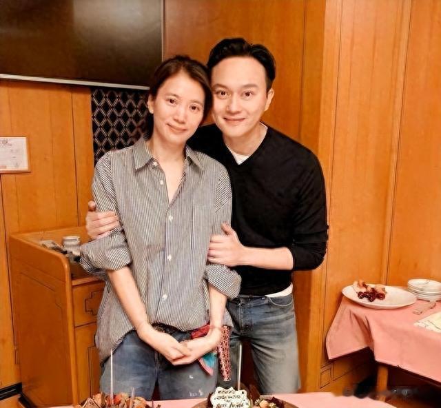 张智霖评论区沦陷:无爱的婚姻真可怕,自爆不用避孕套,1年吻1次