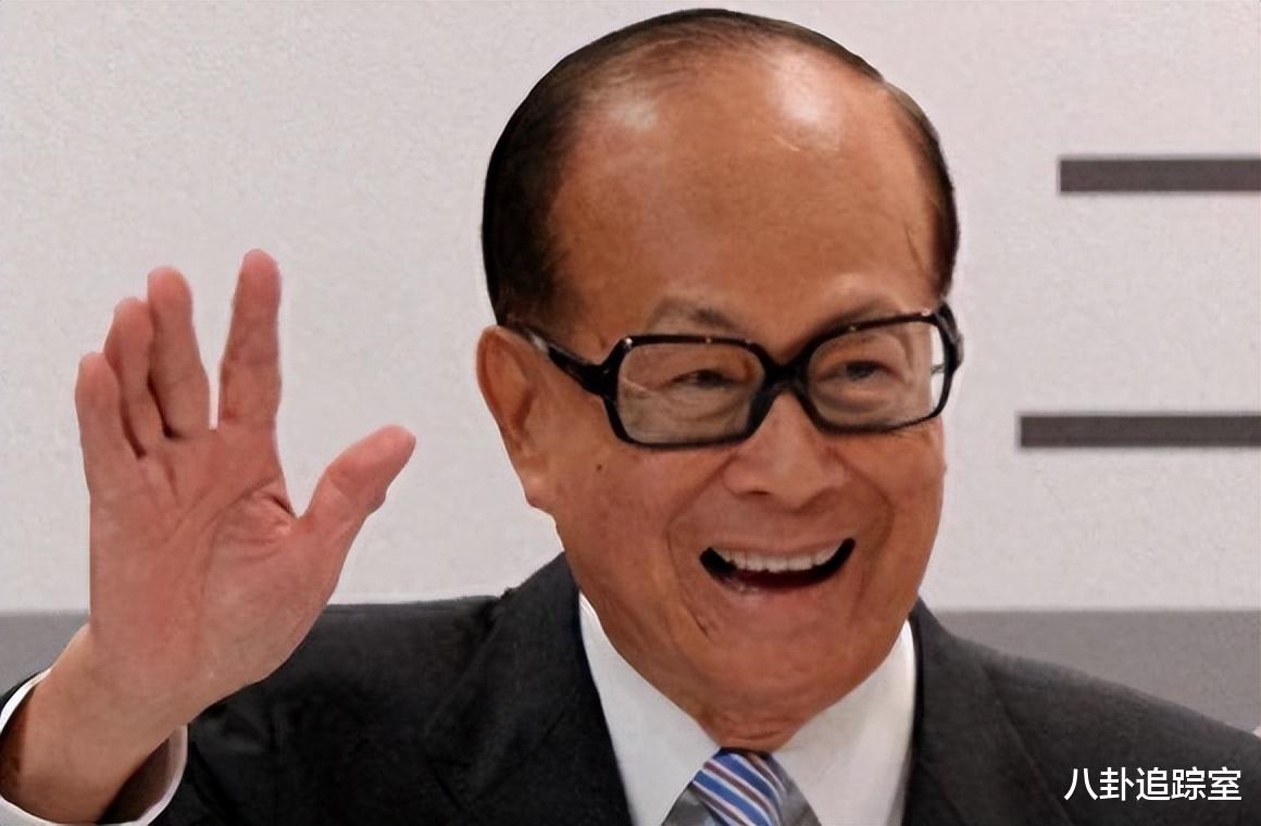 96岁李嘉诚拜佛排场大,被主持亲自搀扶显尊贵,10亿女保镖伴身侧