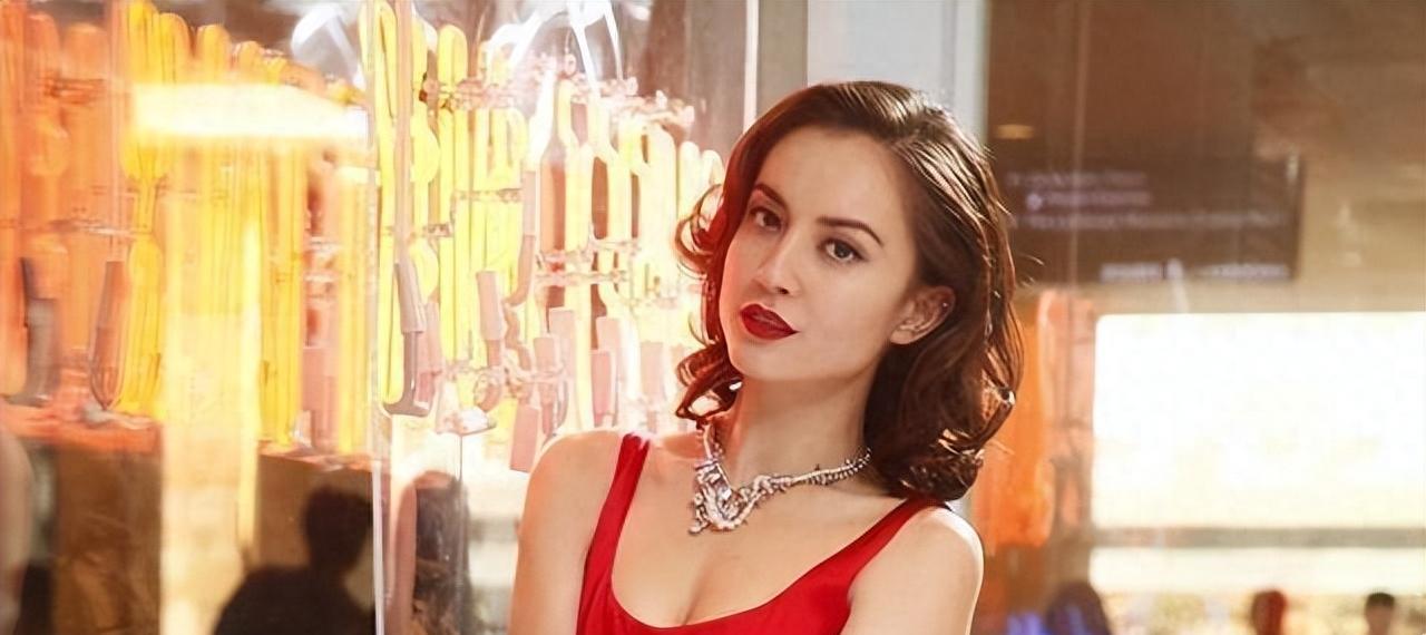 给富豪五年连生四娃，拿到5亿分手费后，38岁的刘碧丽怎么样了？