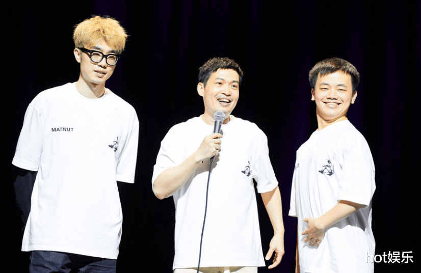 笑果禁演,李诞公园闲逛路边吃串,衣服皱巴,落魄成“退休老人”