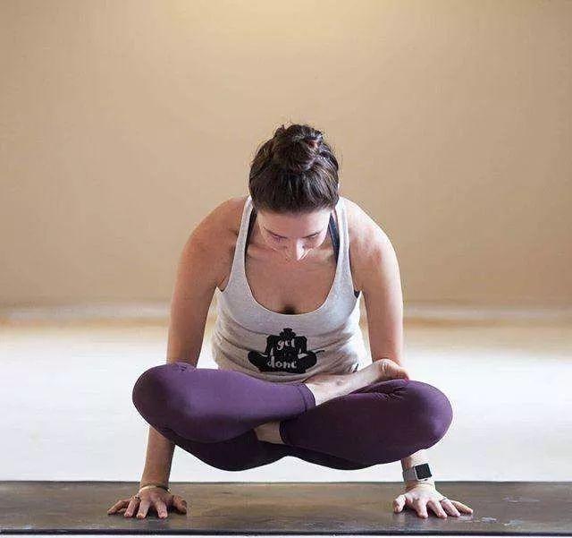 上提莲花式,太考验核心力量了,感觉腹部在燃烧!