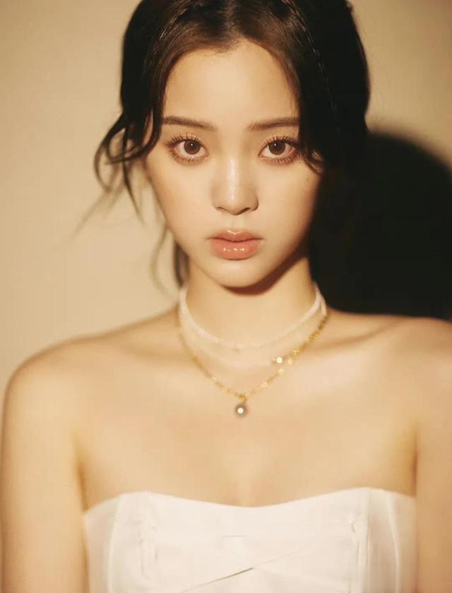 迪丽热巴|3月4日迪丽热巴黑西装造型气场全开，张天爱虞书欣抹胸裙性感迷人